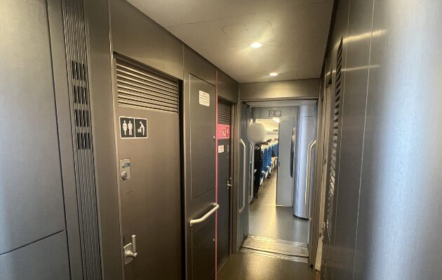 のぞみN700Sの新幹線デッキ