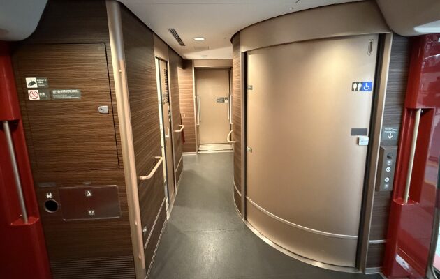 はやぶさE6系 グランクラス・グリーン車の新幹線デッキ