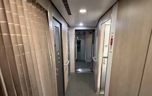 はやぶさE6系 グリーン車の新幹線デッキ