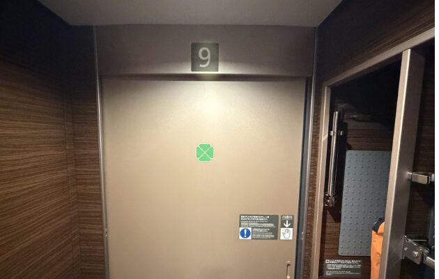 はやぶさE6系 グランクラス・グリーン車の新幹線デッキ