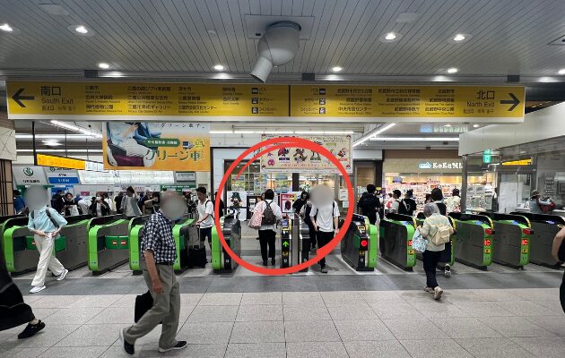 ポケモンスタンプラリー2026 三鷹駅の改札の写真