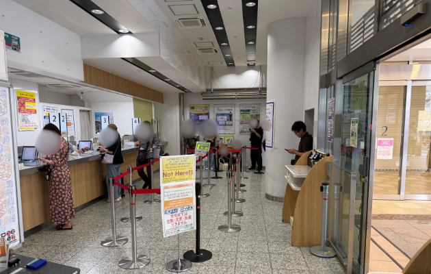 サンライズ10時打ち 新宿駅南口のみどりの窓口の様子