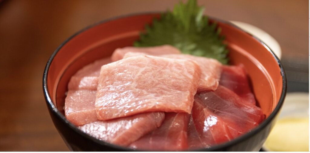 大間のマグロ
「日帰りのキュンパス極上旅」シリーズの青森モデルコース編。元鉄道員が穴場の指定席を取る裏ワザも伝授。