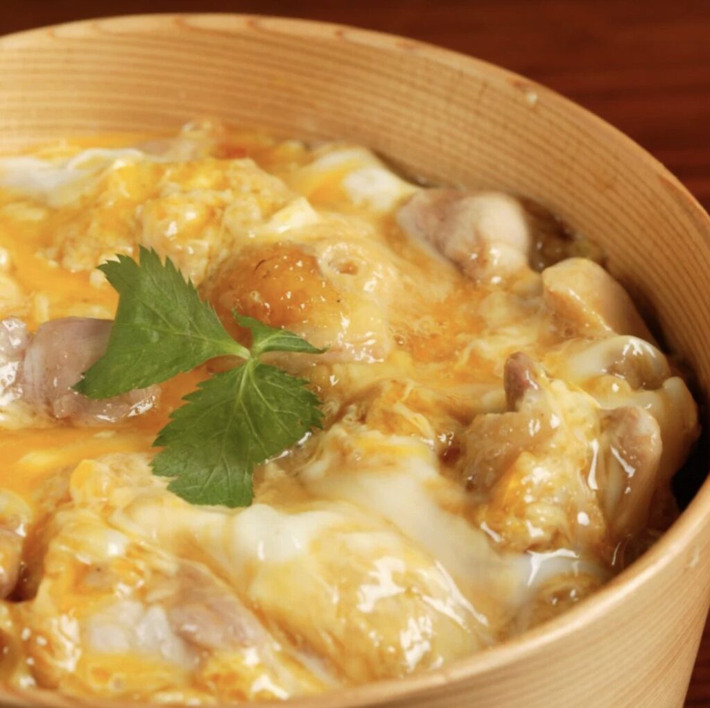 比内地鶏「日帰りのキュンパス極上旅」シリーズの秋田モデルコース編。元鉄道員が穴場の指定席を取る裏ワザも伝授。