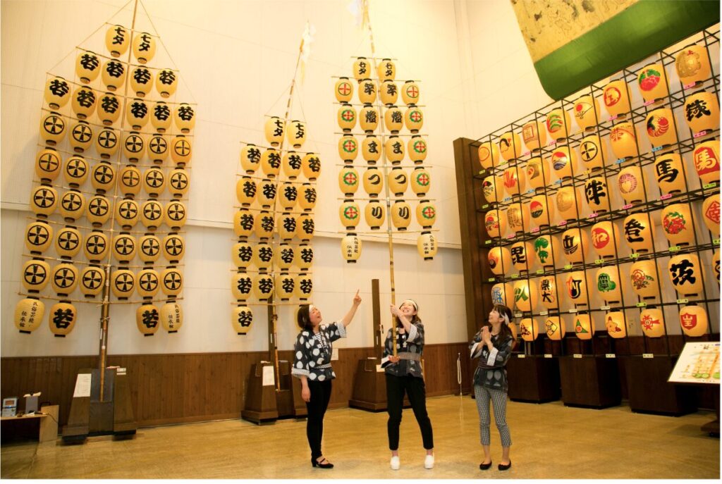 秋田市民俗芸能伝承館(ねぶり流し館) 秋田竿燈まつり「日帰りのキュンパス極上旅」シリーズの秋田モデルコース編。元鉄道員が穴場の指定席を取る裏ワザも伝授。