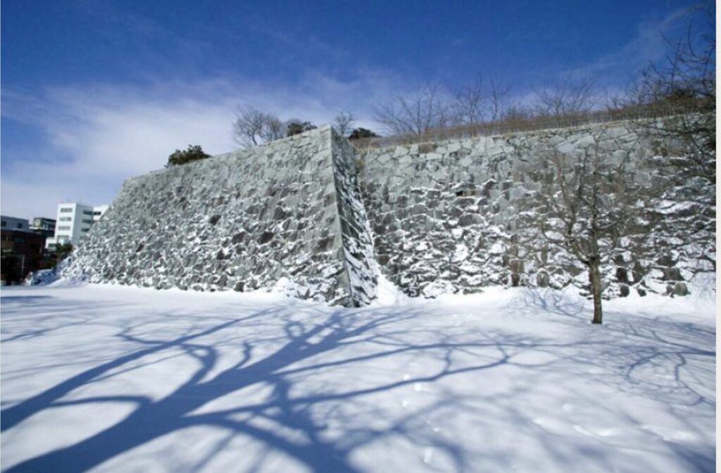 盛岡城跡公園（岩手公園）「日帰りのキュンパス極上旅」シリーズの盛岡モデルコース編。元鉄道員が穴場の指定席を取る裏ワザも伝授。