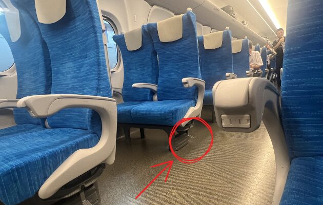 新幹線の座席回転の方法を説明する画像（東海道新幹線車内の座席の写真）