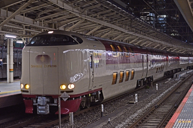 夜のホームに停車中のサンライズエクスプレス
